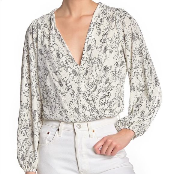 Women’s Astr the label ivory black floral top - Picture 3 of 11